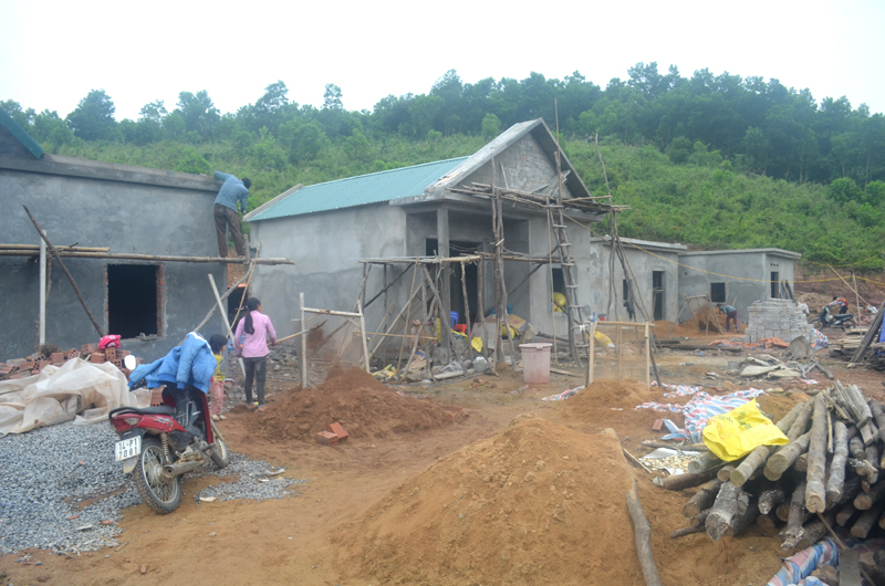Người dân khu tái định cư ở thôn Quế Sơn, xã Đông Ngũ, huyện Tiên Yên chưa biết làm gì để sinh nhai sau khi làm xong nhà