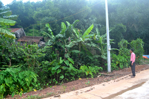 Ở Đá Vuông, thôn Lang cang, xã Đồn Đạc (Ba Chẽ) người dân lại trở về nơi ở cũ vì xóm đã có cầu tràn qua sông, đường giao thông và điện lưới