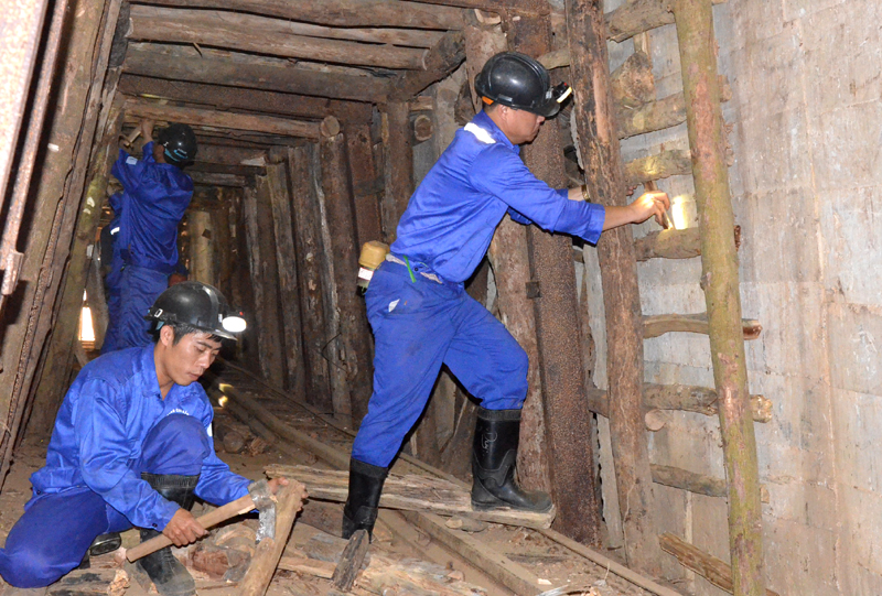 Sinh viên trường CĐ Than - Khoáng sản Việt Nam thực hành nghề khai thác mỏ hầm lò