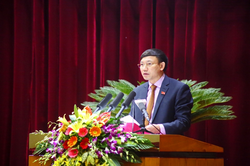Đồng chí Nguyễn Xuân Ký, Phó Chủ tịch Thường trực HĐND tỉnh trình bày Tờ trình về Kế hoạch tổ chức các kỳ họp thường lệ của HĐND tỉnh năm 2018.