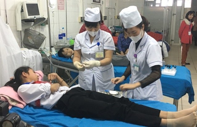 Bác sĩ Bệnh viện đa khoa tỉnh Tuyên Quang khám bệnh và theo dõi sức khỏe các em học sinh.
