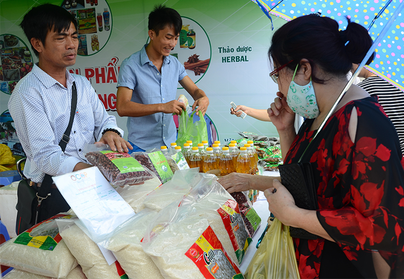 Tuần lễ kết nối tiêu dùng sản phẩm OCOP Quảng Ninh thu hút người dân tới mua sắm