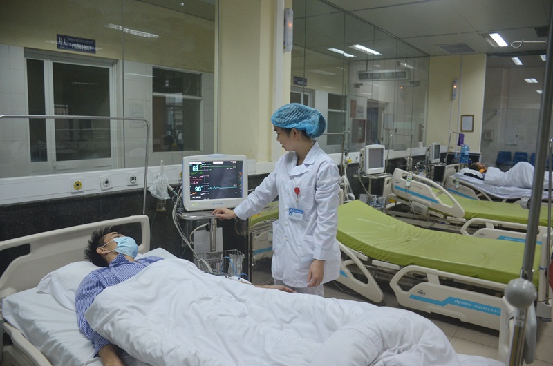Nhân viên y tế chăm sóc bệnh nhân lao tại khoa Hồi sức cấp cứu, Bệnh viện Lao và Phổi tỉnh.
