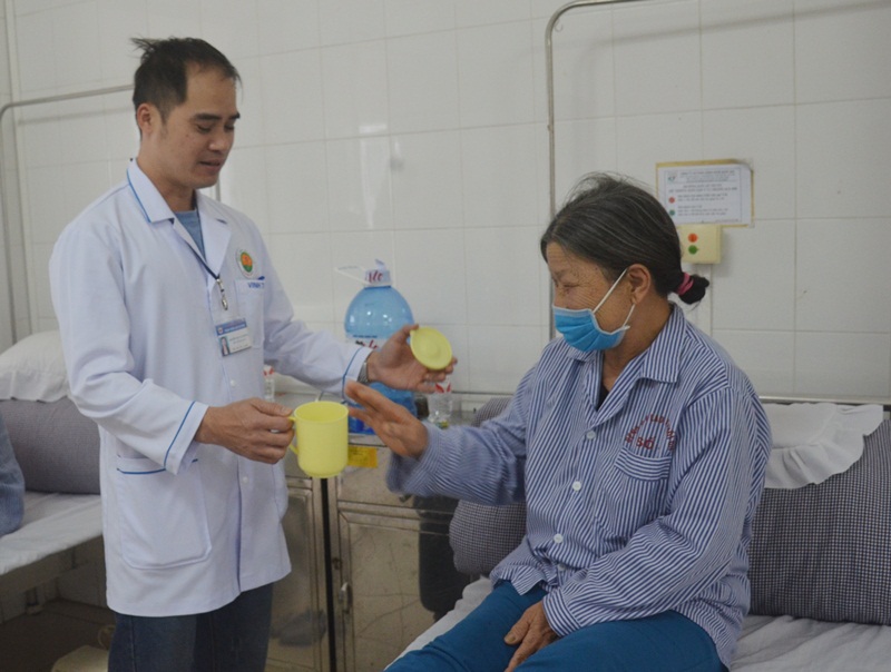 Nhân viên y tế, Bệnh viện Lao và Phổi tỉnh hướng dẫn người bệnh xử trí đờm đúng quy định.