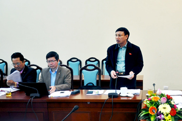 ĐB Nguyễn Xuân Ký, Phó Chủ tịch Thường trực HĐND tỉnh, Tổ TP Móng Cái phát biểu tại phiên thảo luận tổ 