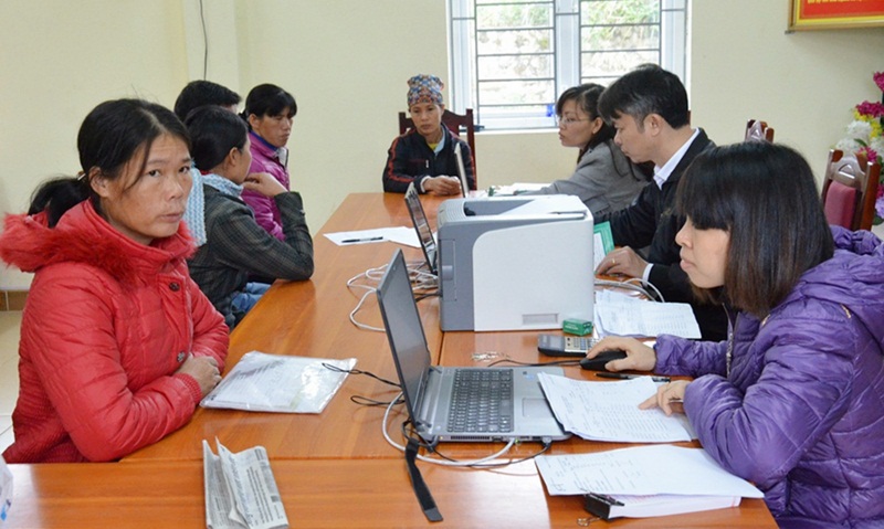 Chi nhánh Ngân hàng Chính sách xã hội huyện Bình Liêu làm thủ tục giải ngân nguồn vốn vay hỗ trợ cho thành viên HTX trên địa bàn xã Đồng Tâm (huyện Bình Liêu)