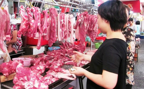 Thịt lợn bán ở các chợ dễ bị nhiễm khuẩn do điều kiện vệ sinh kém. Ảnh minh hoạ: Thi Hà