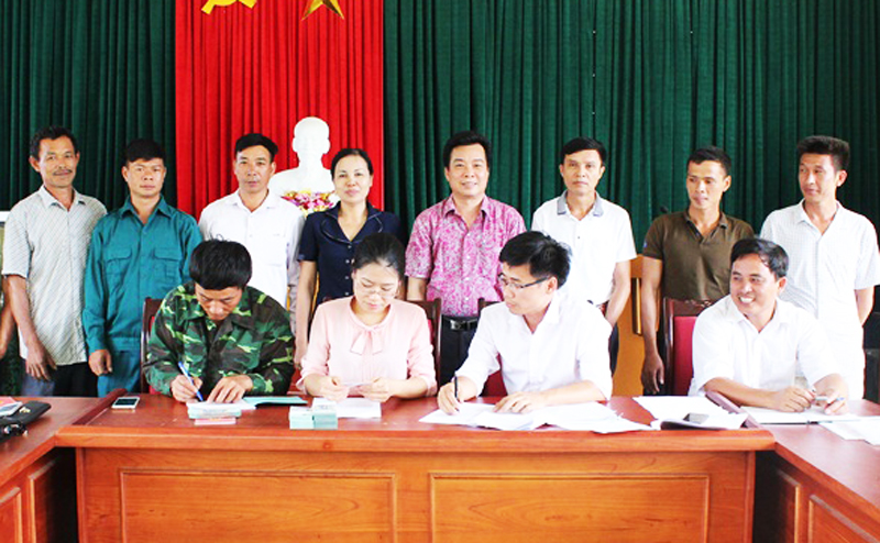 HND tỉnh tham gia giải ngân vốn vay hỗ trợ nông dân tại xã Cái Chiên, huyện Hải Hà. Ảnh Dương Trường