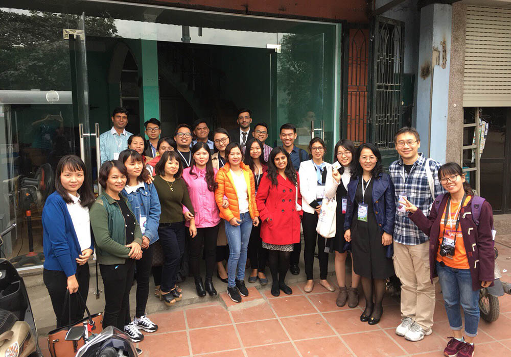 Các đại biểu thanh niên tham dự Hội nghị Châu Á- Thái Bình Dương về sức khỏe, quyền sinh sản, tình dục lần 9 chụp ảnh cùng nhóm Hạ Long Xanh, thuộc SCDI