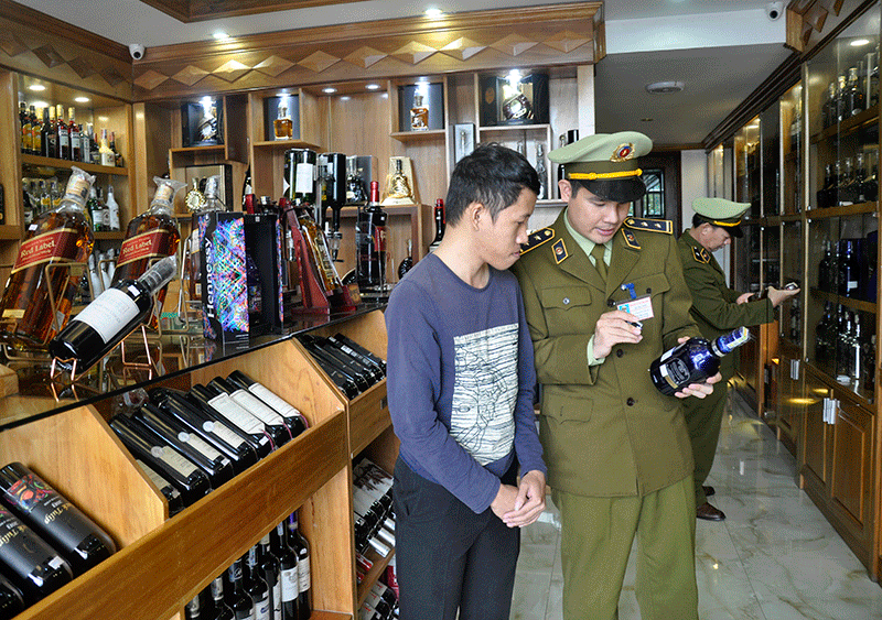 Lực lượng QLTT tỉnh kiểm tra một cửa hàng kinh doanh rượu trên địa bàn TP Hạ Long