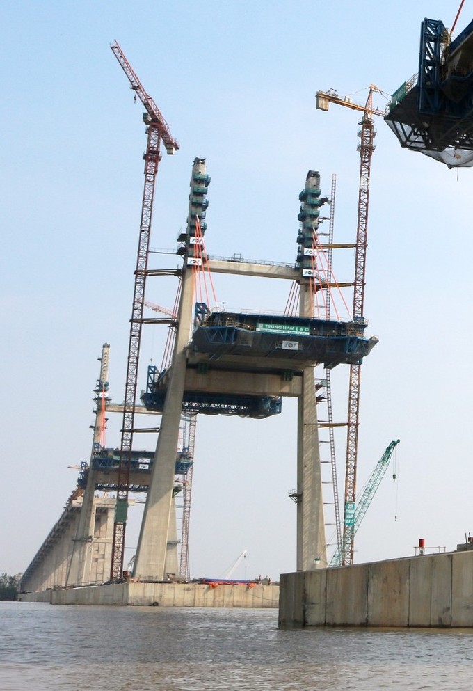Với chiều dài 3,5 km, cầu có kết cấu bê tông cốt thép và bê tông cốt thép dự ứng lực với tĩnh không thông thuyền rộng 250 m, cao 48,4 m, chịu được động đất cấp 8.  Trụ giữa cầu cao 99,74 m, 2 trụ bên cao 94,5 m với 4 nhịp dây văng làm bằng thép đặc biệt được nhập khẩu từ Italy.