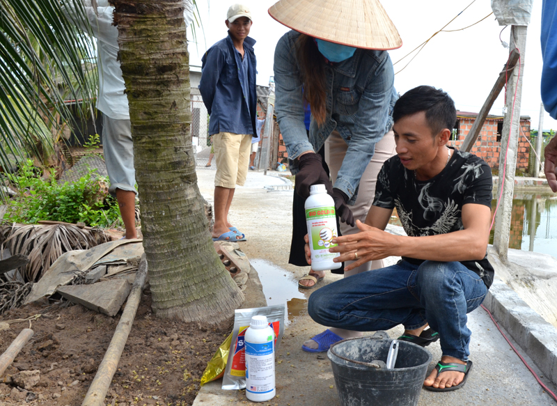 Học viên lớp nghề kỹ thuật nuôi giáp xác thương phẩm của xã Nam Hòa, TX Quảng Yên thực hành tại đầm tôm 