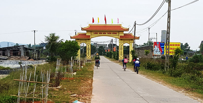 Từ nguồn vốn xây dựng NTM và đóng góp của nhân dân diện mạo các vùng nông thôn Móng Cái đang đổi thay. Ảnh: Đường giao thông nông thôn, cổng làng thôn Đông xã Vạn Ninh được đầu tư mới.