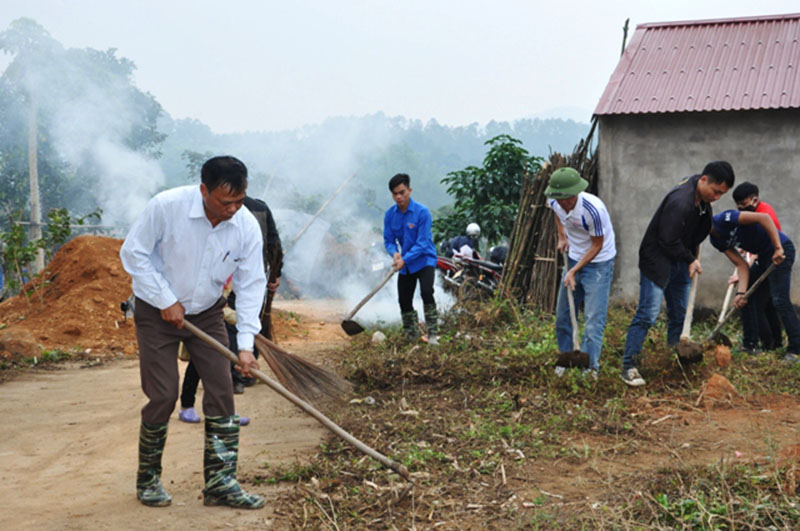 Người dân thôn Phình Hồ xã Bắc Sơn tham gia dọn vệ sinh môi trường ngõ xóm.