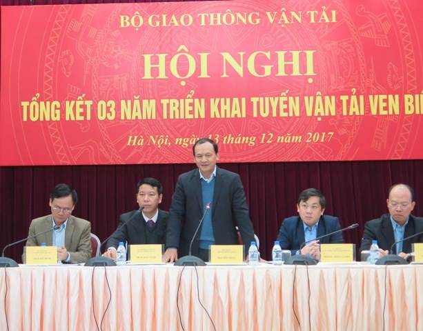 Thứ trưởng Bộ GTVT Nguyễn Nhật yêu cầu tạo điều kiện tối đa cho các doanh nghiệp vận tải thuỷ nội địa và đường biển.