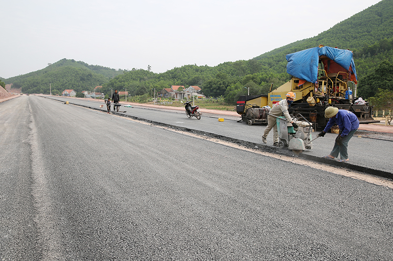 Thi công dự án cao tốc Hạ Long-Vân Đồn đoạn qua Cẩm Phả (Ảnh: Đỗ Phương)