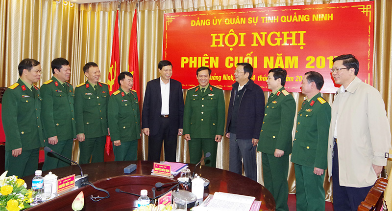 Các đại biểu trao đổi công tác quốc phòng quân sự địa phương.