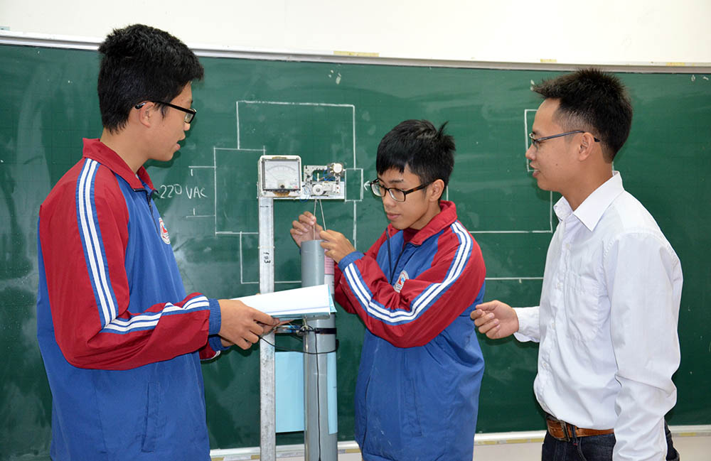 Em Phan Trung Sơn, học sinh lớp 11 Lý, Trường THPT Chuyên Hạ Long giới thiệu về dự án “Đồng hồ báo mực nước trong bể ngầm gia đình” 