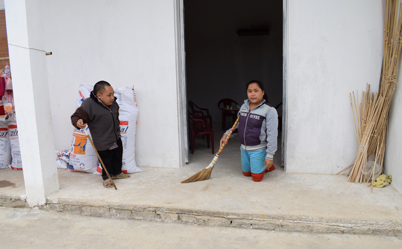 Vợ chồng anh Chíu Sáng Tài, hộ nghèo thôn Làng Y không có khả năng lao động đã được xã vận động đơn vị từ thiện hỗ trợ xây nhà ổn đình cuộc sống
