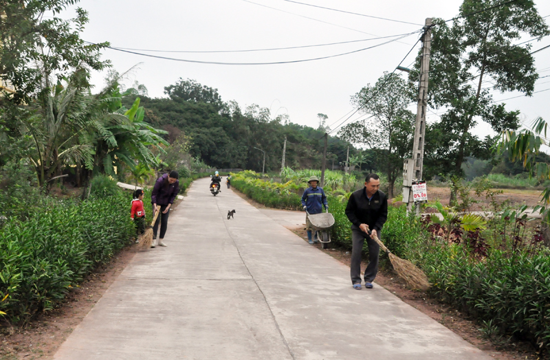 Gia đình ông Sển A Sếnh không những hiến đất để mở rộng đường mà còn tích cực tham gia dọn dẹp vệ sinh trục đường thôn. 
