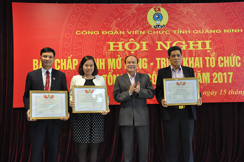 Đồng chí Lại Văn Chiến, Phó Chủ tịch LĐLĐ tỉnh tặng bằng khen cho các tập thể, cá nhân có thành tích xuất sắc phong trào thi đua lao động và xây dựng tổ chức công đoàn vững mạnh năm 2017.