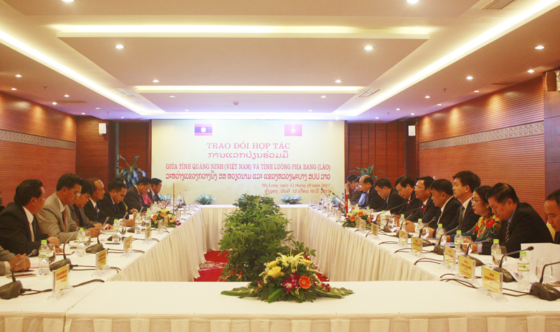 Lãnh đạo tỉnh Quảng Ninh (Việt Nam) và tỉnh Luông Pha Băng (Lào) trao đổi, chia sẻ kinh nghiệm hợp tác trên một số lĩnh vực