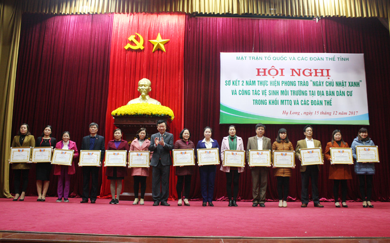 Đồng chí Nguyễn Văn Hưởng, Ủy viên BTV, Trưởng Ban Dân vận Tỉnh ủy trao giấy khen cho các tập thể có thành tích tiêu biểu trong công tác VSMT tại địa bàn dân cư.