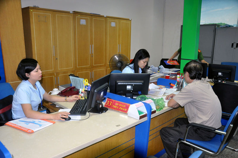 Việc đưa Trung tâm Hành chính công tỉnh và 14 địa phương đi vào hoạt động là một trong những đột phá của Quảng Ninh (Ảnh cán bộ Trung tâm Hành chính công tỉnh làm thủ tục cho người dân) 
