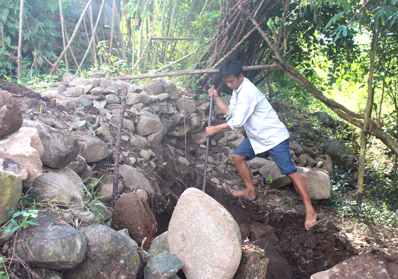 Anh Phùn Quý Phúc, sinh năm 1982, thôn Phiêng Chiểng, xã Đồng Tâm, Bình Liêu đang đào móng xây chuồng lợn. Anh cho biết: “Không thích đi làm ở KCN vì không thoải mái, lại xa nhà