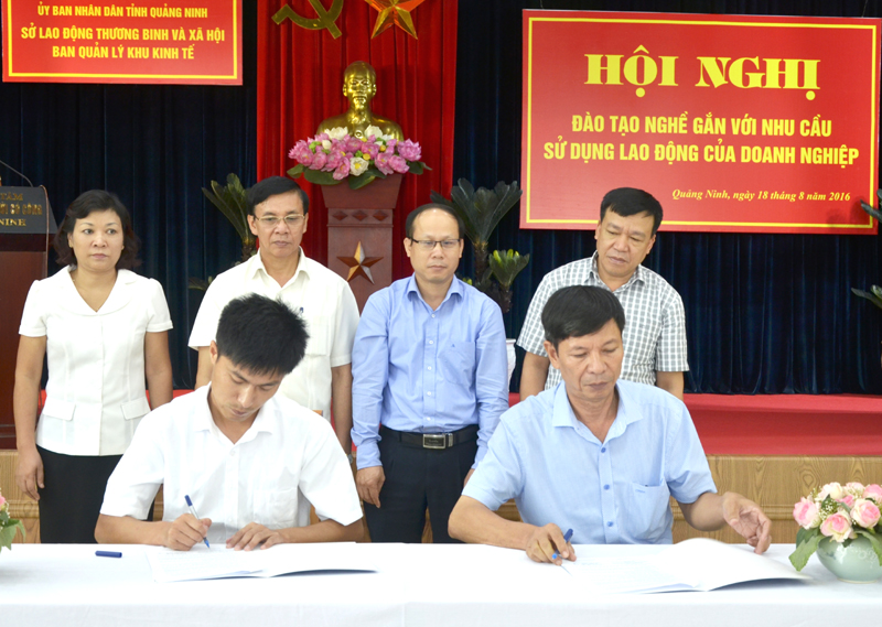 Đại diện Công ty Texhong Ngân Hà ký hợp tác đào tạo nghề với Trường Cao đẳng Việt - Hàn Quảng Ninh