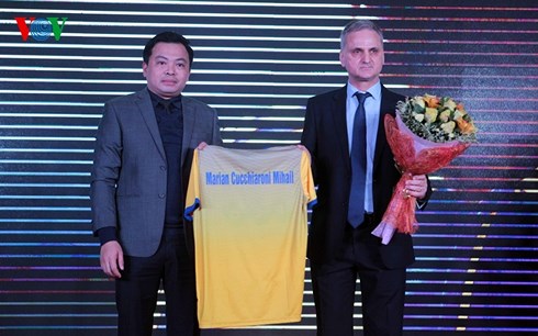 HLV Mihail Marian Cucchiaroni cam kết giúp FLC Thanh Hóa chinh phục V-League 2018.