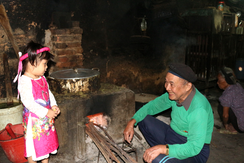 Bên bếp lửa, ông Quang và vợ thường nói chuyện, kể chuyện cổ tích cho các cháu nghe.
