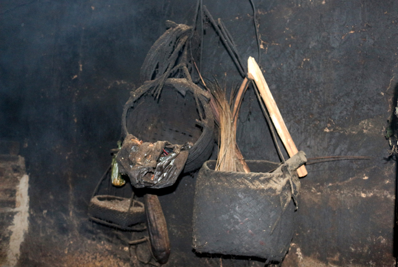  Bếp lửa là nơi gia đình ông Quang bảo quản hạt giống, đồ vật