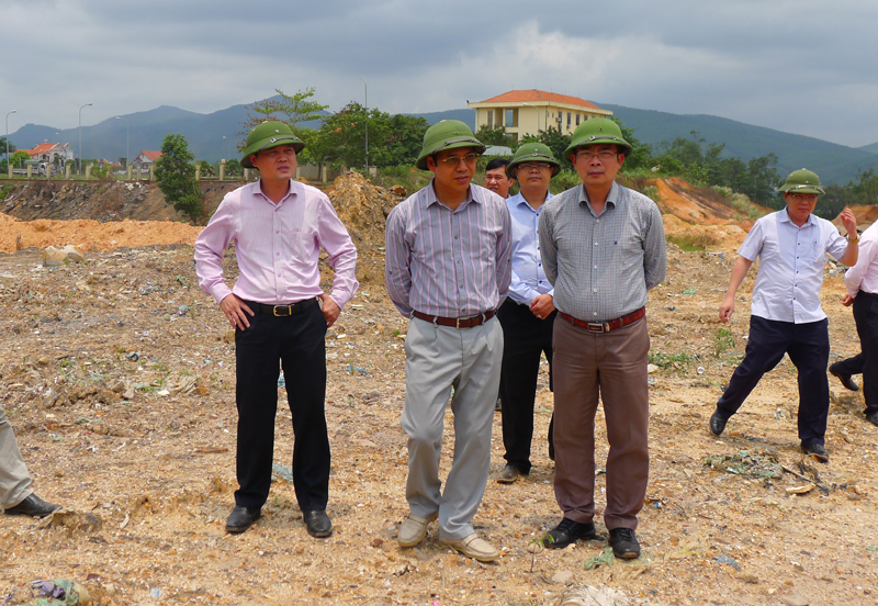 Đồng chí Đặng Huy Hậu, Phó Chủ tịch Thường trực UBND tỉnh kiểm tra việc đóng cửa bãi rác Hà Khẩu (TP Hạ Long)