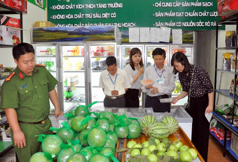 Đoàn kiểm tra liên ngành về ATTP của tỉnh kiểm tra cơ sở kinh doanh thực phẩm trên địa bàn huyện Vân Đồn.