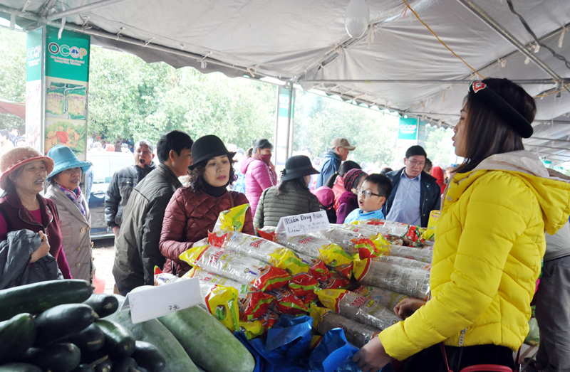 Người dân tham quan các sản phẩm địa phương trong gian hàng OCOP Bình Liêu. 