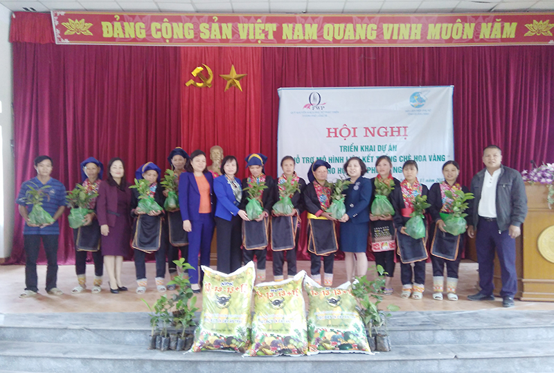 Hội LHPN tỉnh phối hợp với Quỹ Khuyến khích phụ nữ phát triển TP Uông Bí trao tặng cây giống Trà hoa vàng cho 10 hộ hội viên phụ nữ nghèo thôn Loỏng Toỏng, xã Thanh Sơn, huyện Ba Chẽ. Ngọc Lợi (Trung tâm TT&VH Ba Chẽ)