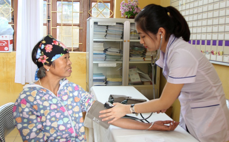 Đoàn Thanh niên Bệnh viện Việt Nam - Thụy Điển Uông Bí tổ chức khám bệnh và phát thuốc miễn phí cho người dân xã Quảng An, huyện Đầm Hà.