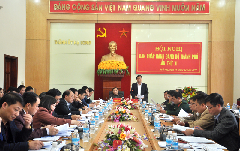 Đồng chí Trần Đức Lâm, Bí thư Thành ủy Hạ Long phát biểu tại Hội nghị Ban Chấp hành Đảng bộ thành phố lần thứ  XI, tháng 12/2017.