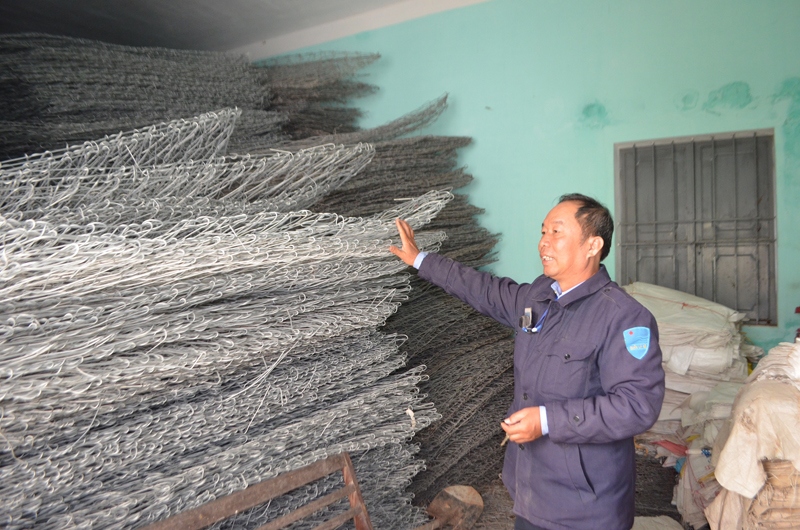 Ông Nguyễn Văn Sánh, Hạt trưởng Hạt QLĐ TX Quảng Yên kiểm tra vật tư phục vụ công tác phòng chống lụt, bão.