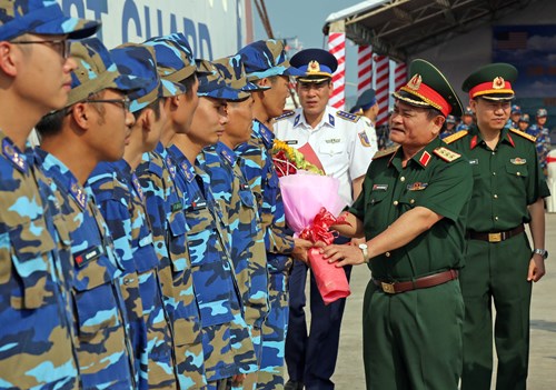 Thượng tướng Nguyễn Phương Nam tặng hoa cho chỉ huy và kíp tàu CSB 8020.