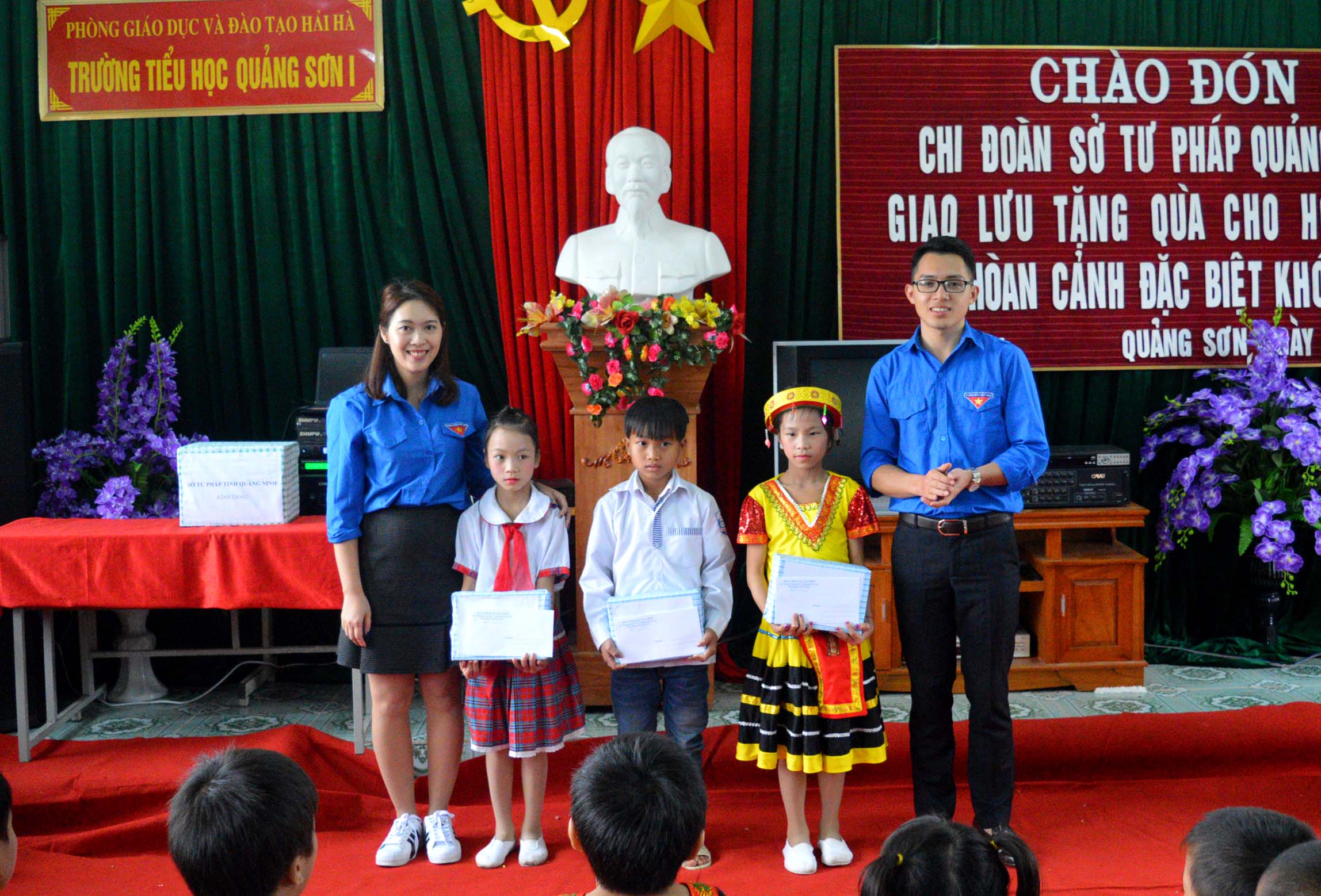 Đoàn TN Sở Tư pháp trao quà cho học sinh nghèo vượt khó tại trường Tiểu học Quảng Sơn 1, xã Quảng Sơn, huyện Hải Hà. 