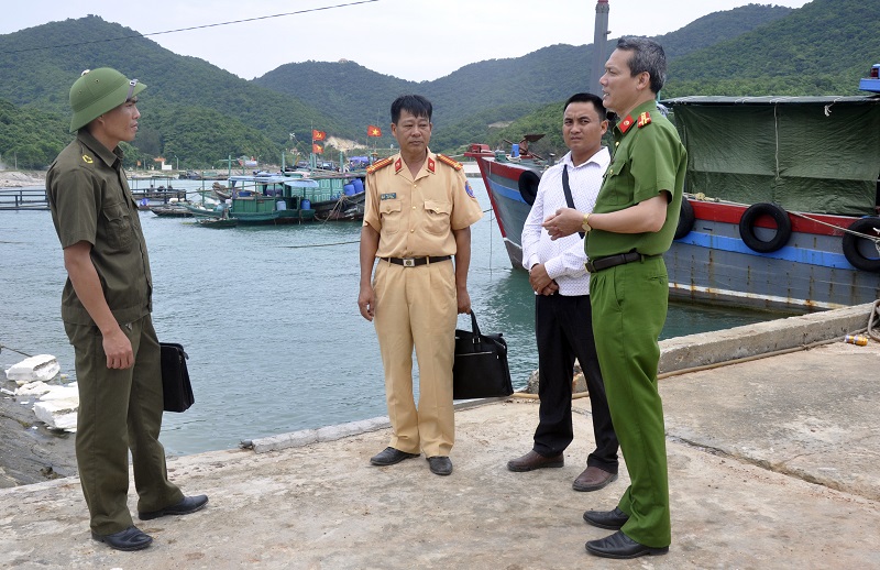 Công an Huyện Cô Tô cùng công an xã Thanh Lân (huyện Cô Tô) thực hiện phương án giữ gìn ANTT biển đảo.