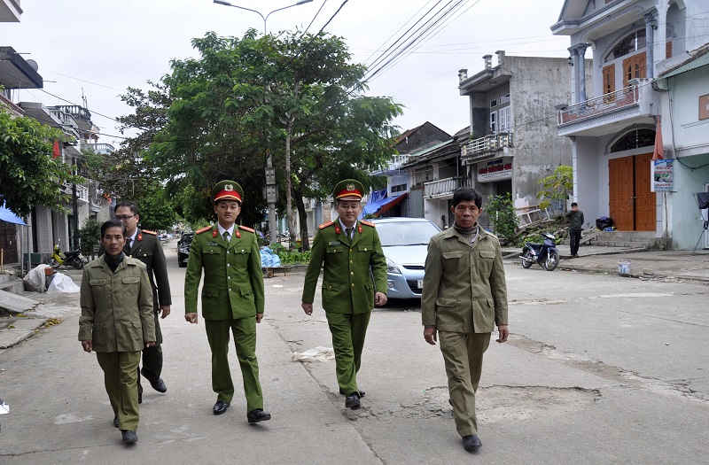 Công an huyện Đầm Hà cùng lực lượng an ninh Thị trấn Đầm Hà TTKS đảm bảo TTATXH ở địa phương.