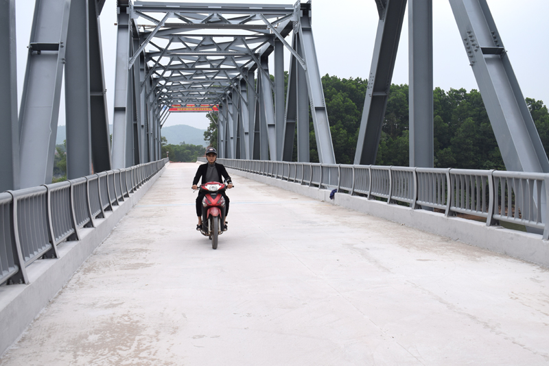 Cầu giàn thép Đồng Châu giúp người dân thôn Đồng Châu và các thôn khác xã Tiên Lãng thông thương và phát triển kinh tế tốt hơn