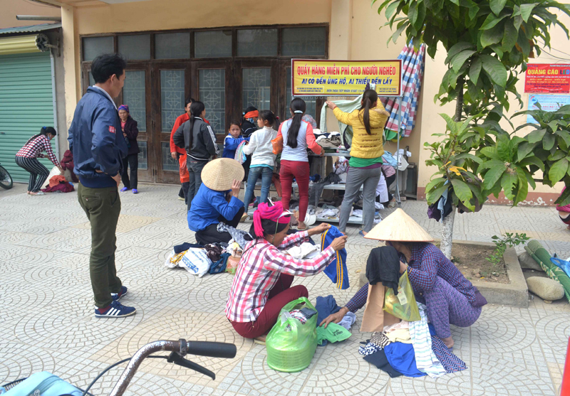 Người dân thôn, bản các xã khó khăn huyện Bình Liêu, đến chọn quần áo tại Quầy hàng Miễn phí cho người nghèo tại trung tâm huyện