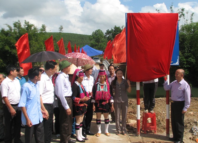 Các CCB tham gia khánh thành cầu dân sinh cho bản Cấu Phùng, xã Quảng Sơn, huyện Hải Hà.