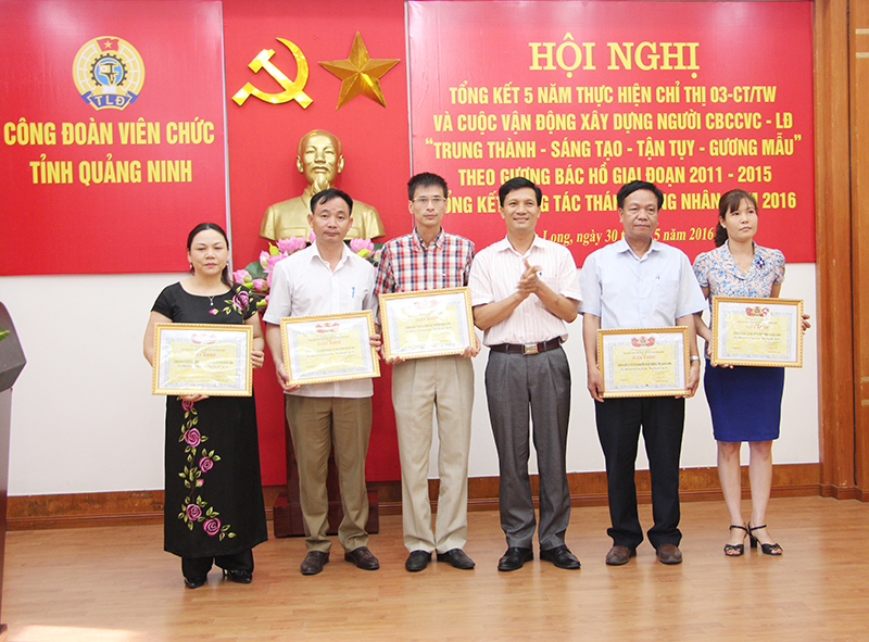 Chủ tịch Công đoàn Viên chức tỉnh Nguyễn Đức Hoạt trao tặng giấy khen cho các đơn vị trong hội nghị tổng kết 5 năm 