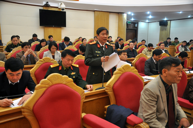 Đại tá Đỗ Hữu Lực, Giám đốc Công an tỉnh phát biểu làm rõ kết quả công tác đấu tranh phòng, chống tội phạm trên địa bàn năm 2017 của đơn vị