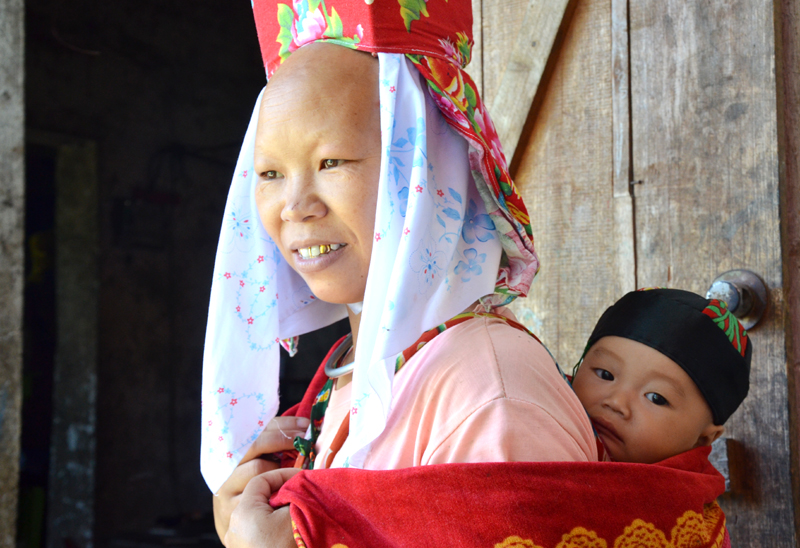 Chị Phùn Tài Múi, thôn Ngàn Vàng Trên, xã Đồng Tâm, huyện Bình Liêu địu đứa con thứ 5 của mình